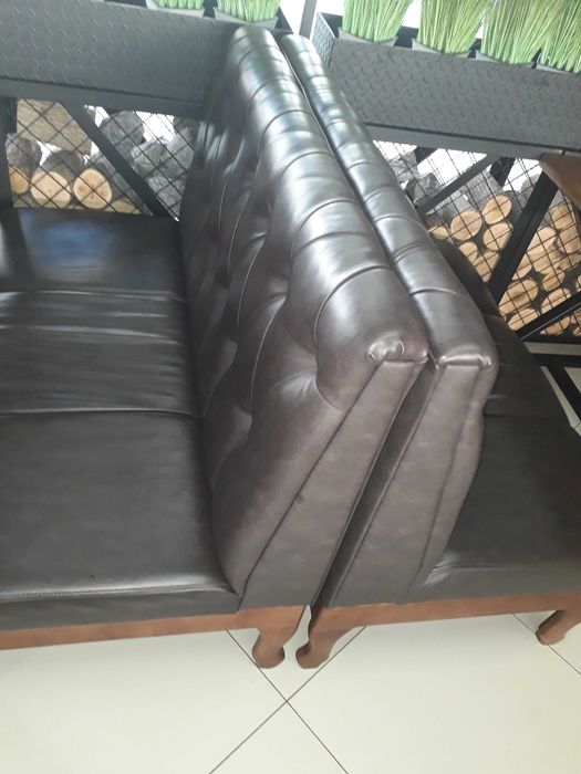 Стіл дерев'яний та дивани для кафе