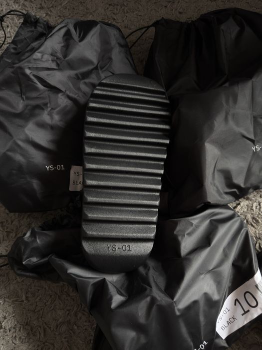 Oryginalne yeezy slides r 43  (US10)