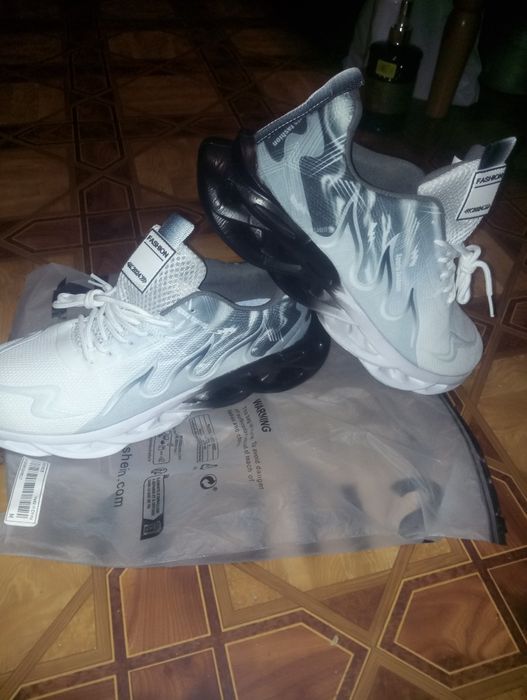 Продам кроссовки