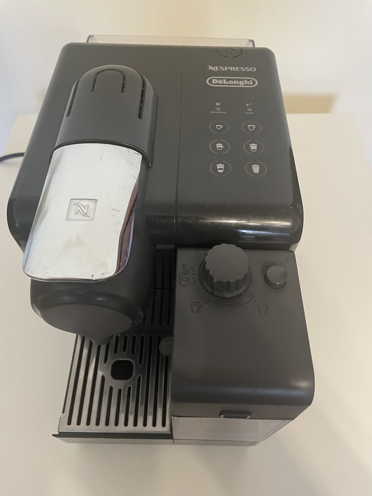 Капсульна кавоварка De'Longhi Nespresso Lattissima Touch EN 560.B