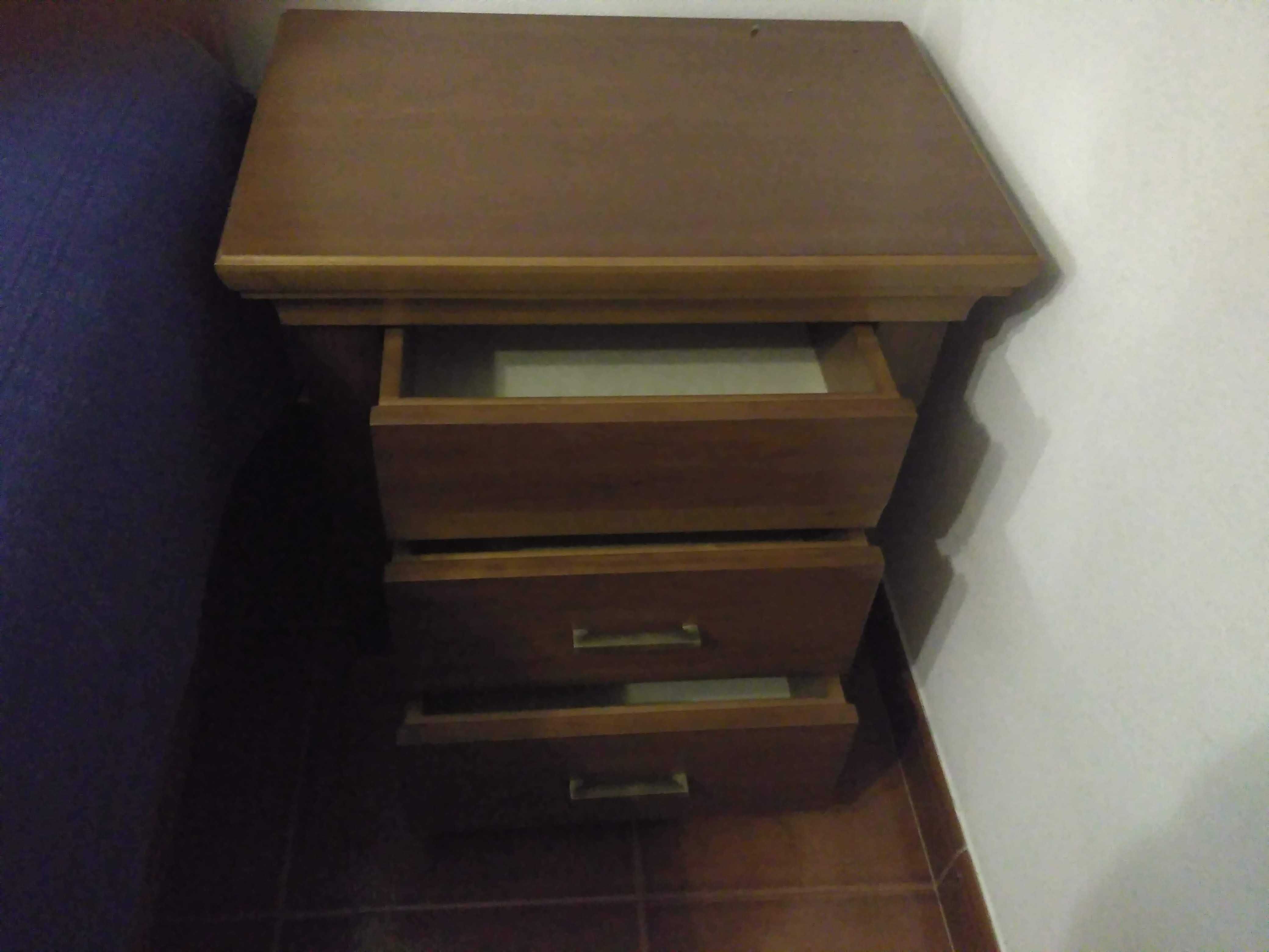 Quarto sem roupeiro, cama king size