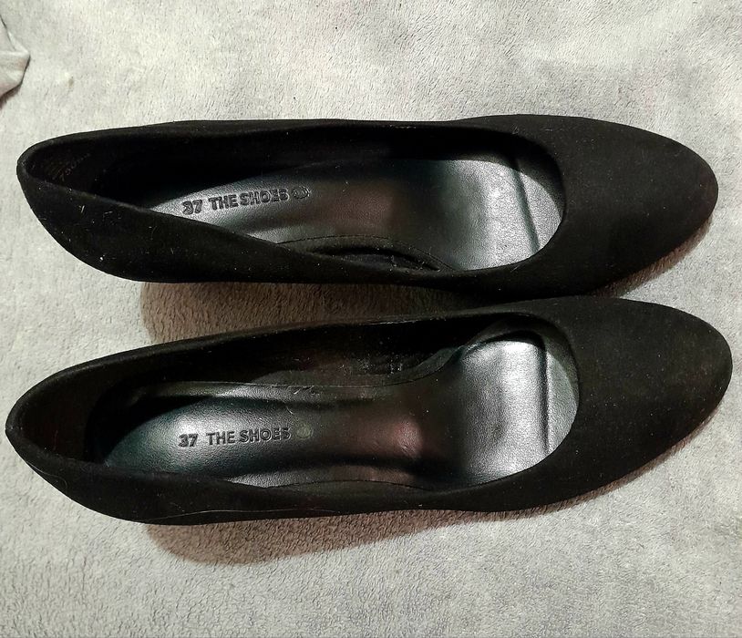 Sapatos de camurça pretos de  6 cm de salto