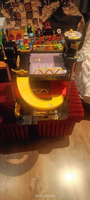 Wielopoziomowy parking z zestawem samochodów