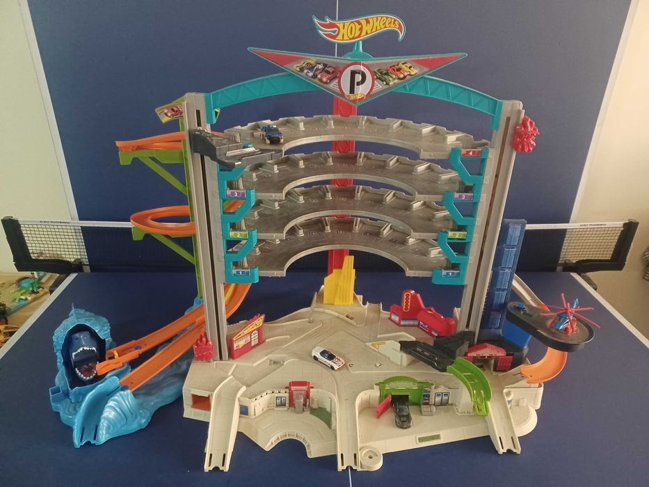 Hot wheels garagem semi nova