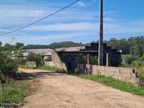 Terreno com Pavilhão Industrial em Barqueiros