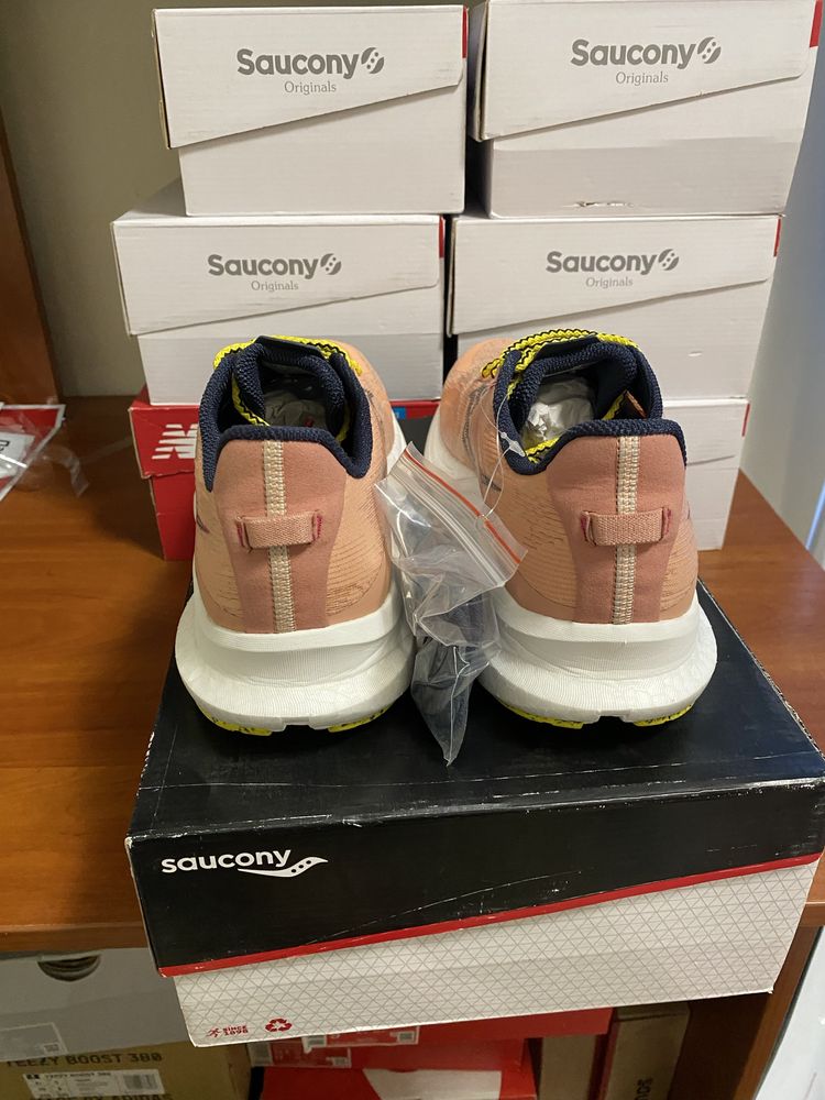 Новые ОРИГИНАЛ оригінал беговые кроссовки кросівки Saucony Tempus