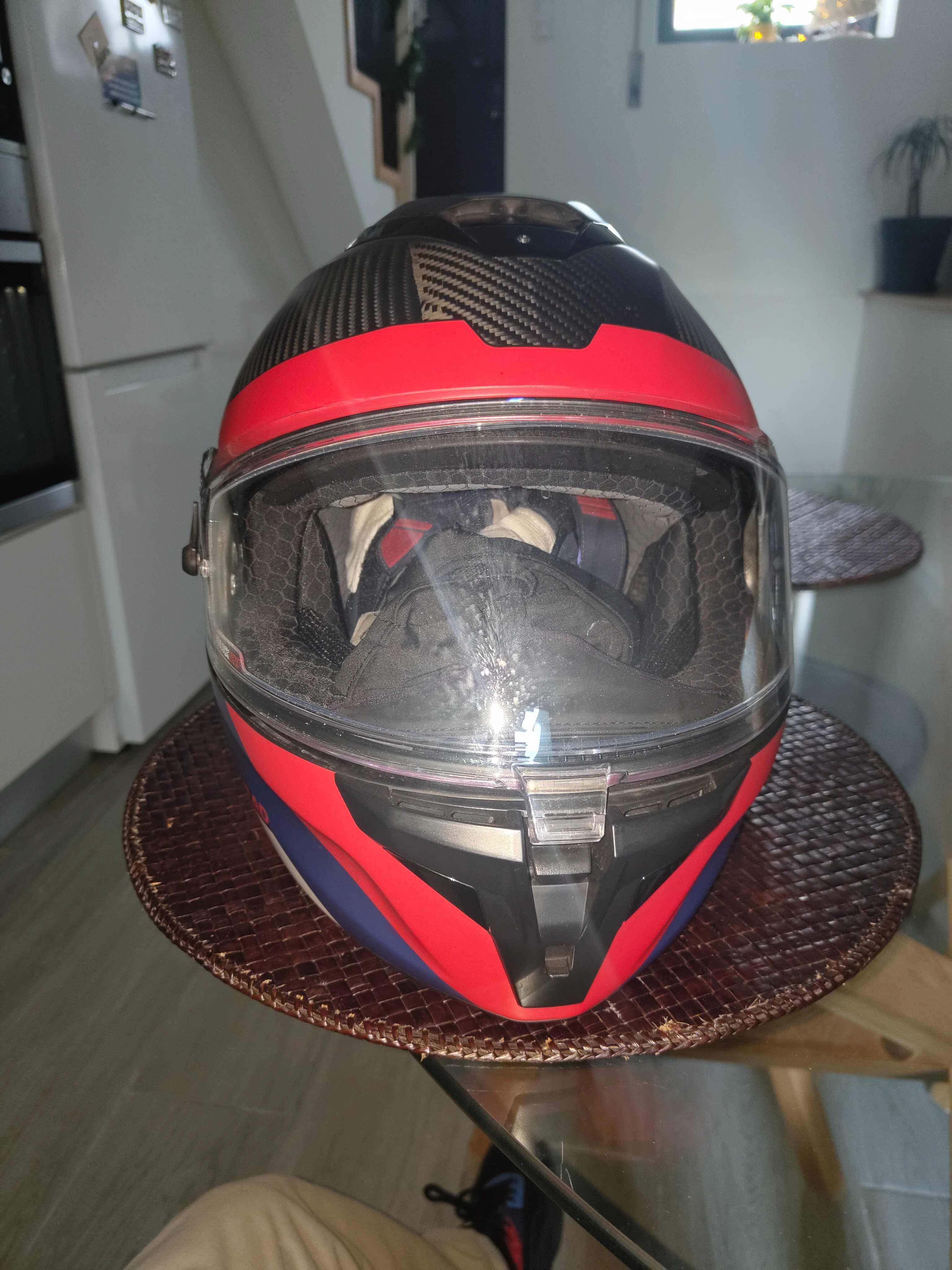 Capacete BMW Xomo Carbon
Com aparelho de comunicação BMW Com U1