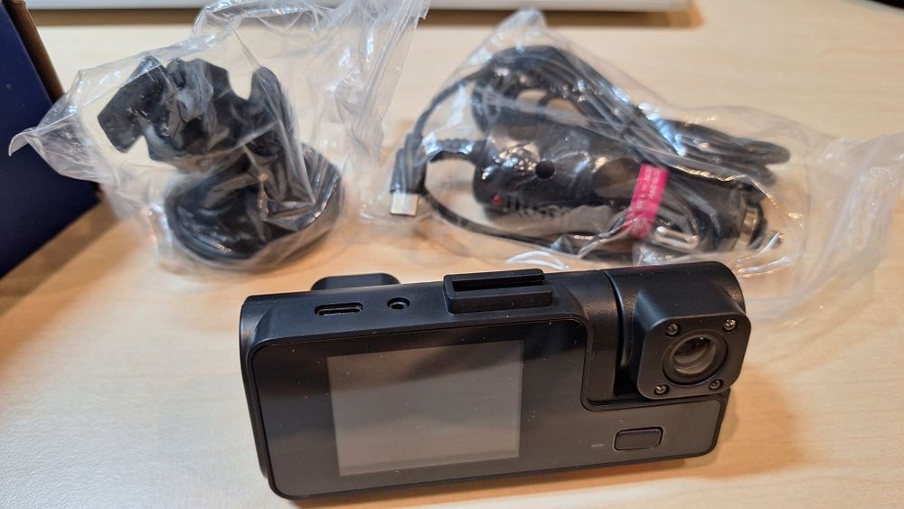 Автомобільний відеореєстратор на 2 камери, з екраном, USB-C