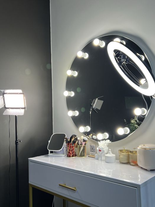 Візажна станція, візажне дзеркало та столик.