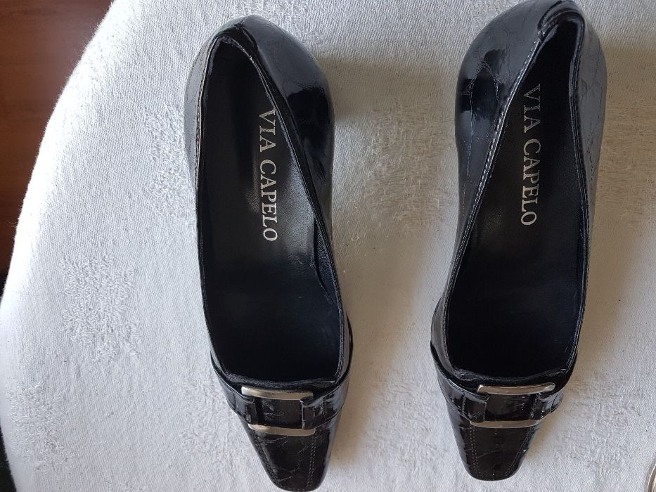 Sapatos novos em caixa verniz pele genuina nunca usados 39