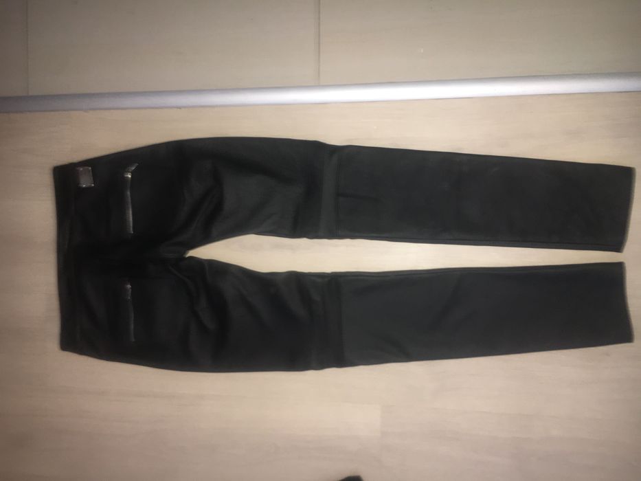 299/ Seksowne czarne spodnie skórzane rurki z zamkami rozmiar S
