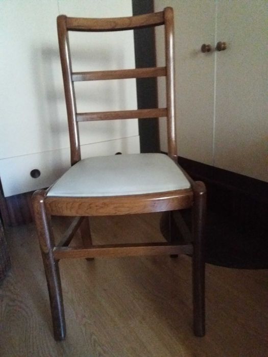 Duas cadeiras em madeira