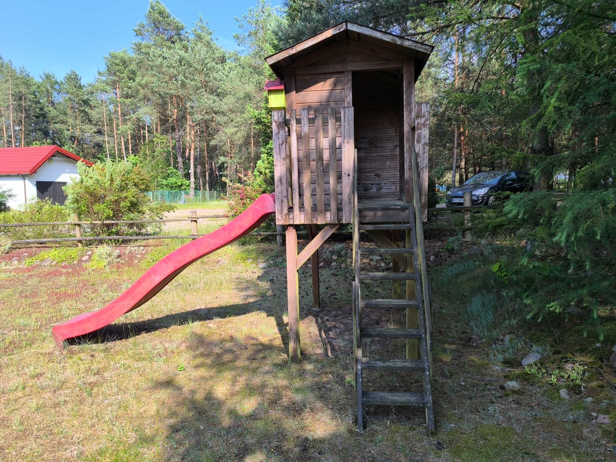 Domek dla dzieci ze zjeżdżalnią