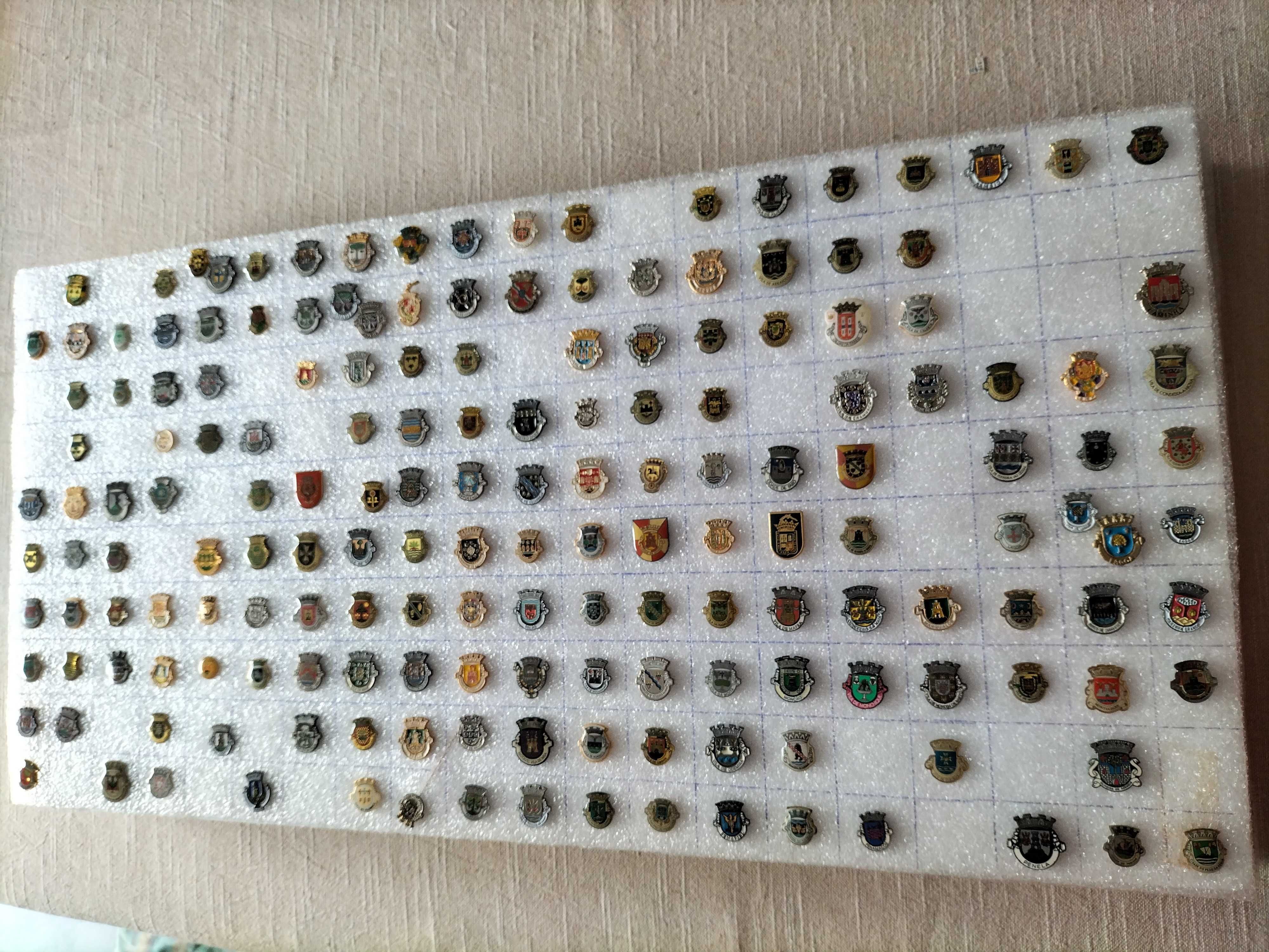 Fabulosa colecção de pins do tema heráldica portuguesa