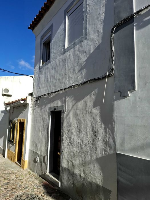 Aluga se moradia T2 em Évora Portas Moura