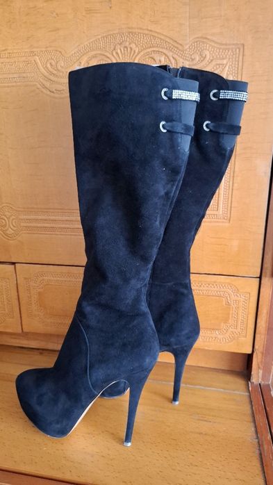 Жіночі  чобітки  відмінної якості  з натурального  матеріалу  замш.