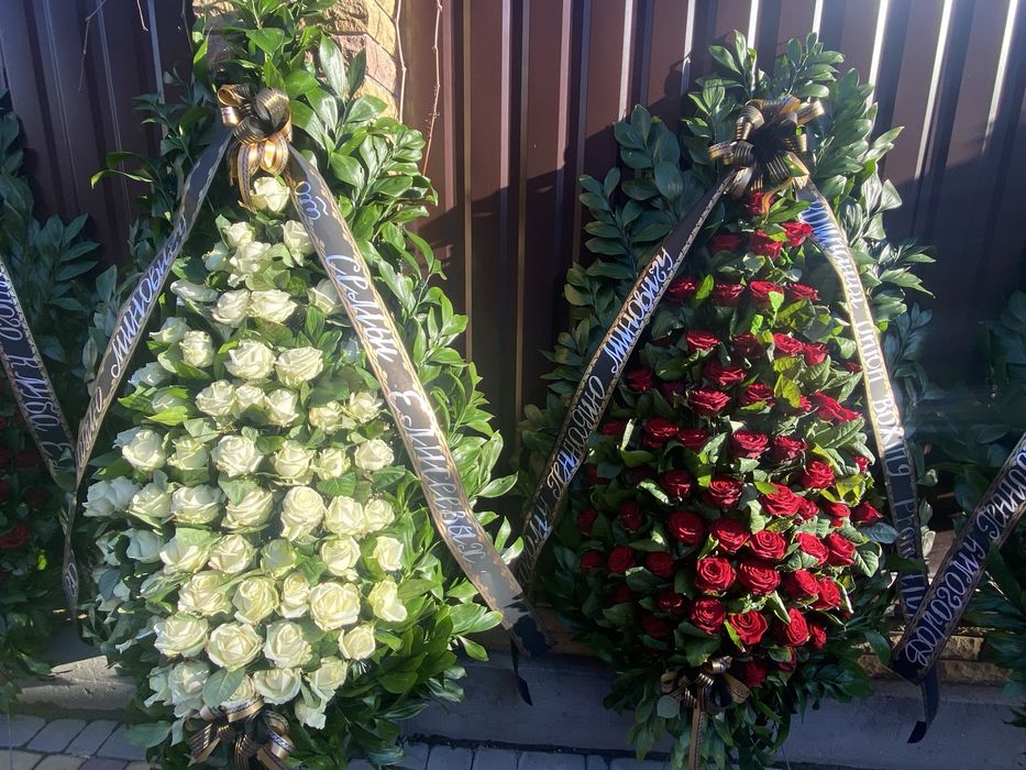 Вінок із живих троянд корзина із живих квітів