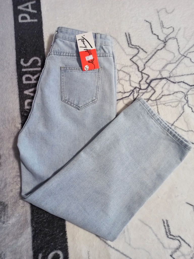 Трендовые джинсы с завышенной талией