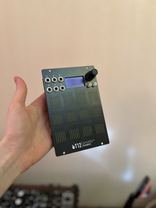 Doboz T12 потужний сенсорний контролер для модульних систем Eurorack