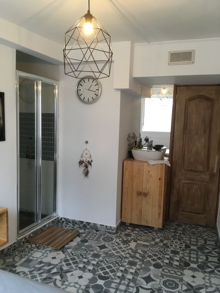 Quarto aluga-se.