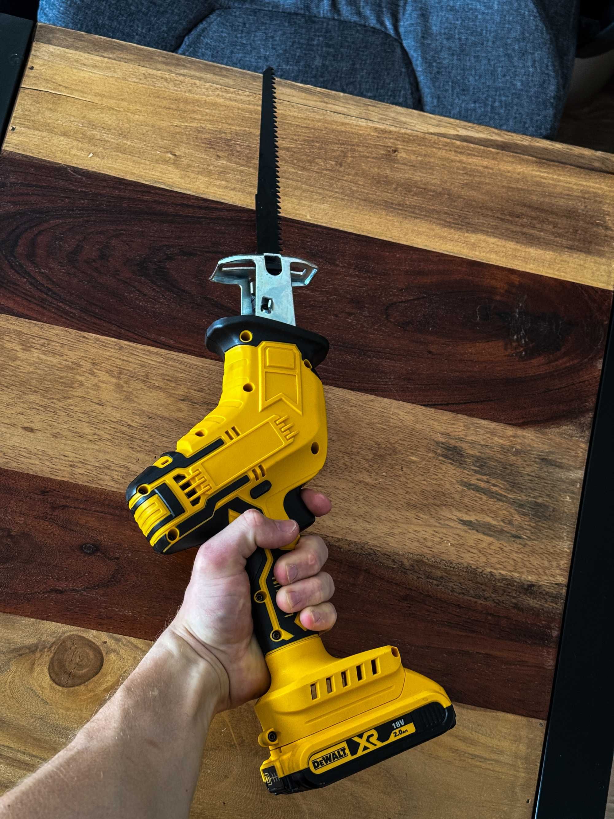 Szablasta Piła Do Domu i Ogrodu Na Aku DEWALT – 4 Ostrza w Zestawie