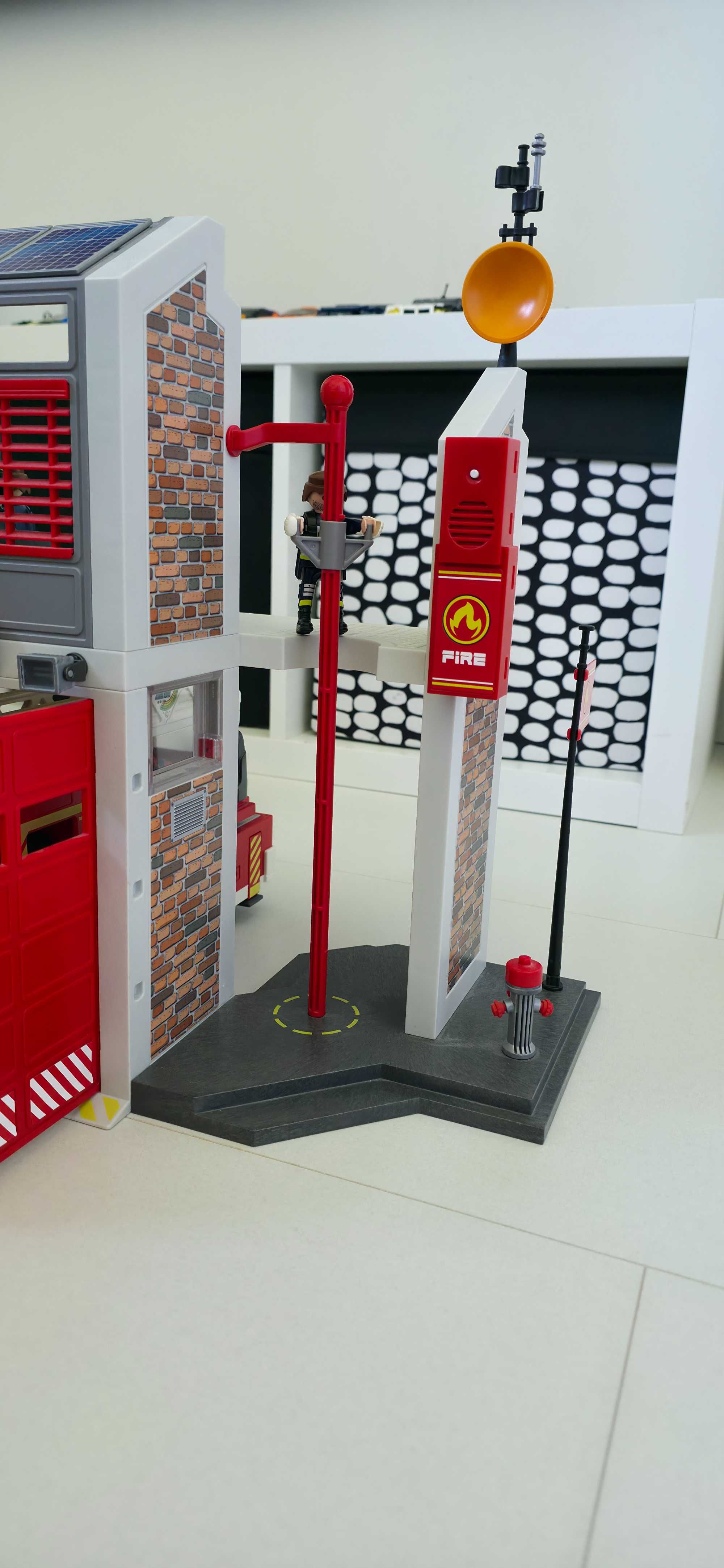 PLAYMOBIL CITY ACTION Duża Remiza Strażacka + Samochód Strażacki