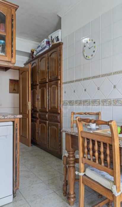 Armário despenseiro em madeira maciça – Grande e com muita arrumação