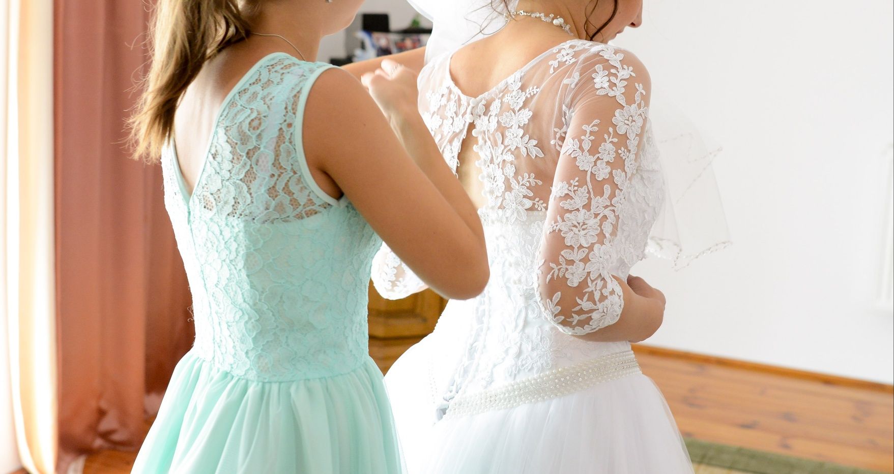 Piękna suknia ślubna z kryształkami Swarovskiego