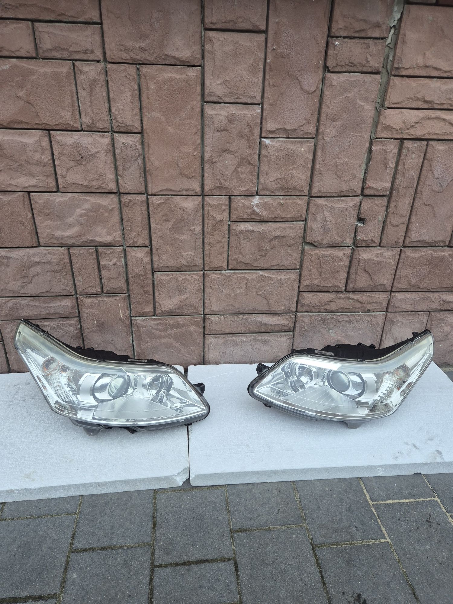 Lampa xenon przód przednia citroen c4 vts rok 06 europa hb