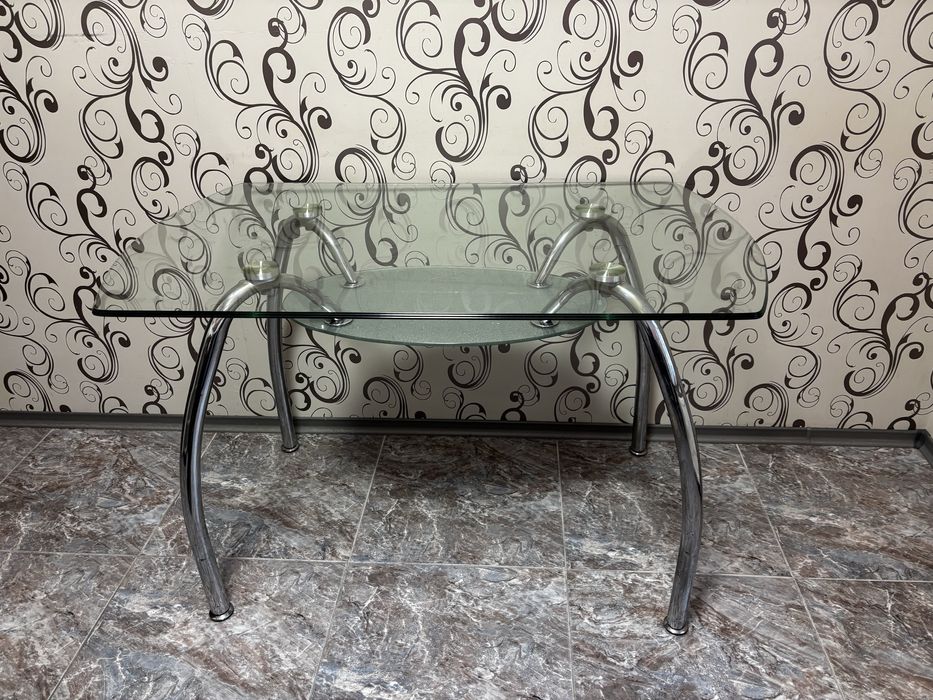 Обеденный стол стеклянный