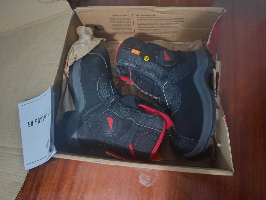 Продам дві пари термовзуття Red Wing Shoes. Розмір 39, made in Italy.