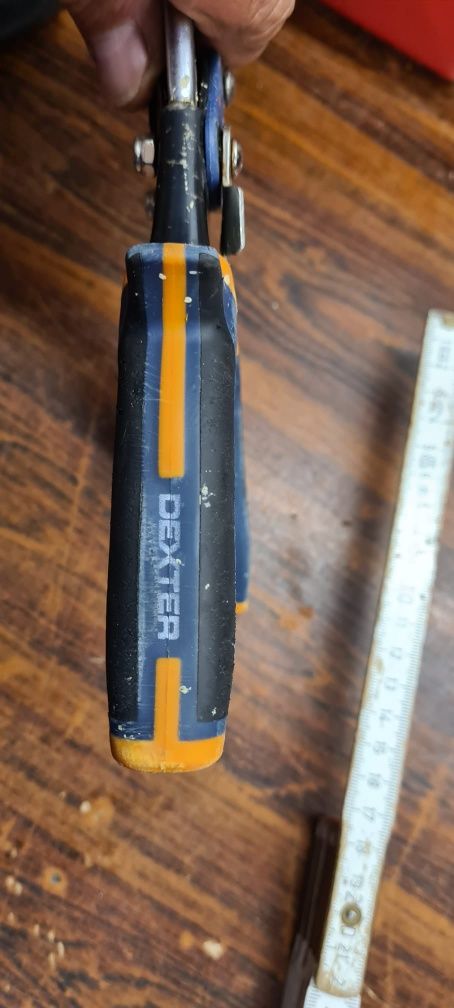 Nożyce do blachy Dexter.

Długość 23cm.