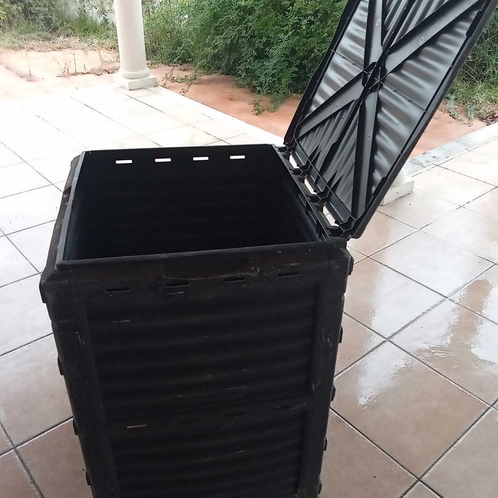 Compostor em plástico, com 80 cms de altura, por 60 cms de largura
