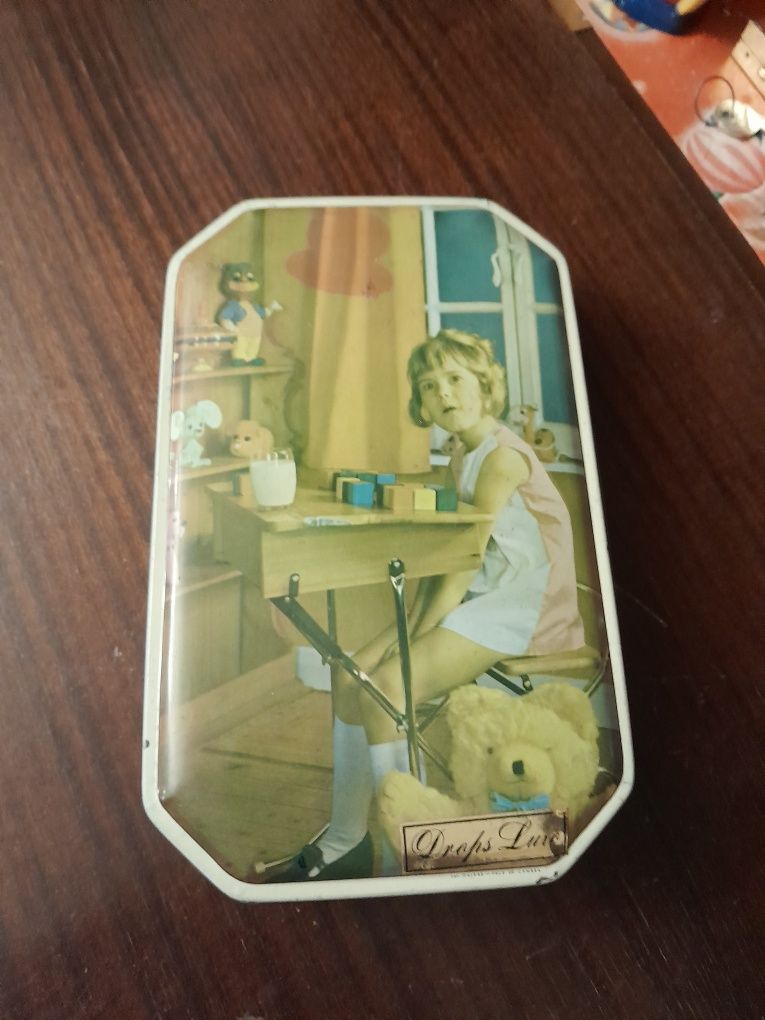 Caixa metálica vintage de rebuçados