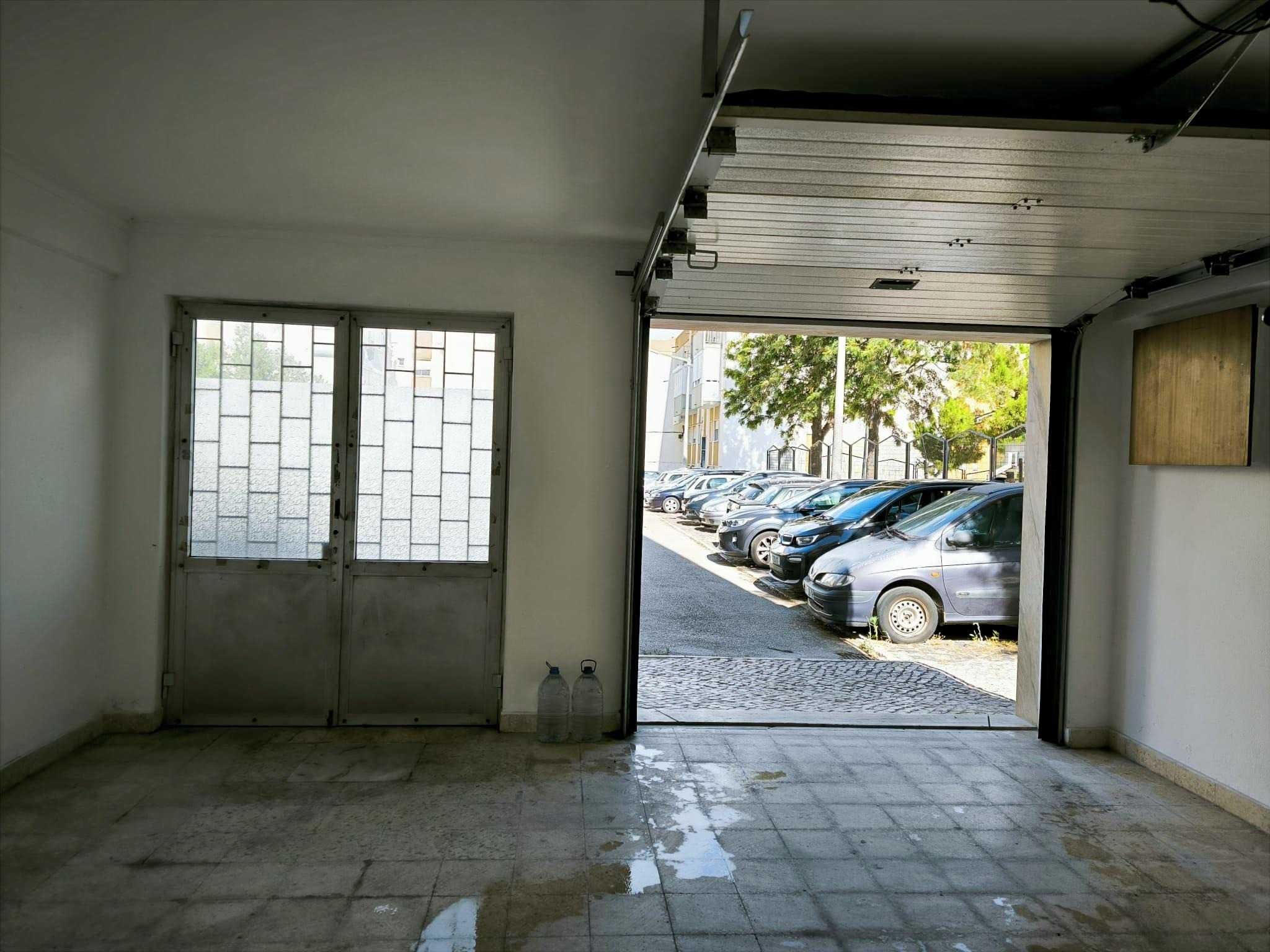 Arrenda-se loja para comércio na Póvoa de Santa Iria (Bolonha)