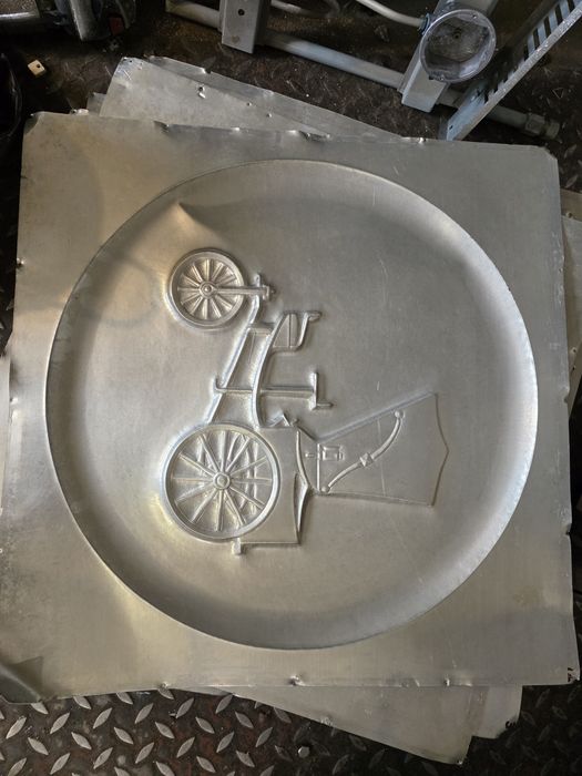 Aluminiowe tablice etro samochód, płaskorzeźba