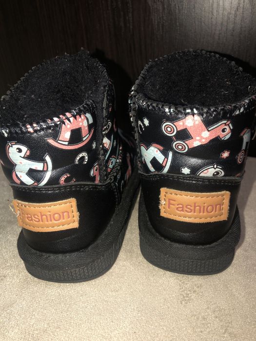Тепленькі сапожки для дівчинки