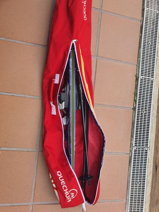 Skis, bastões e saco