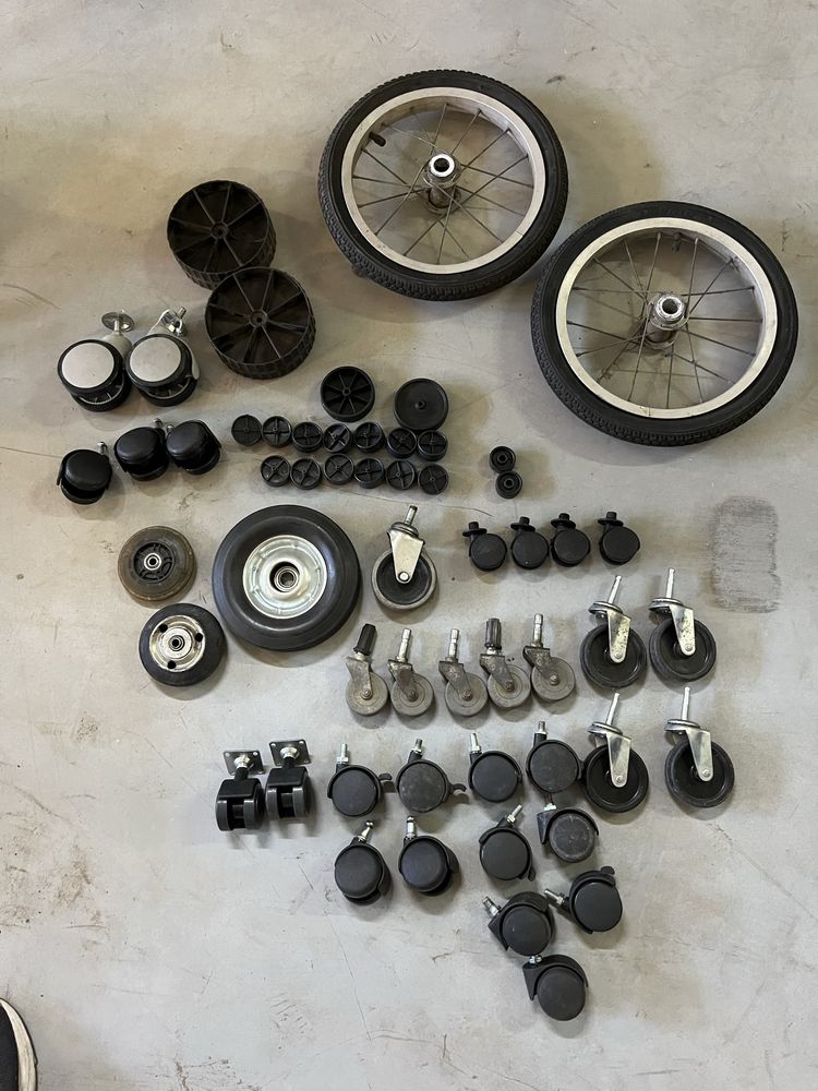 Rodas variadas, cadeiras, carrinhos e moveis