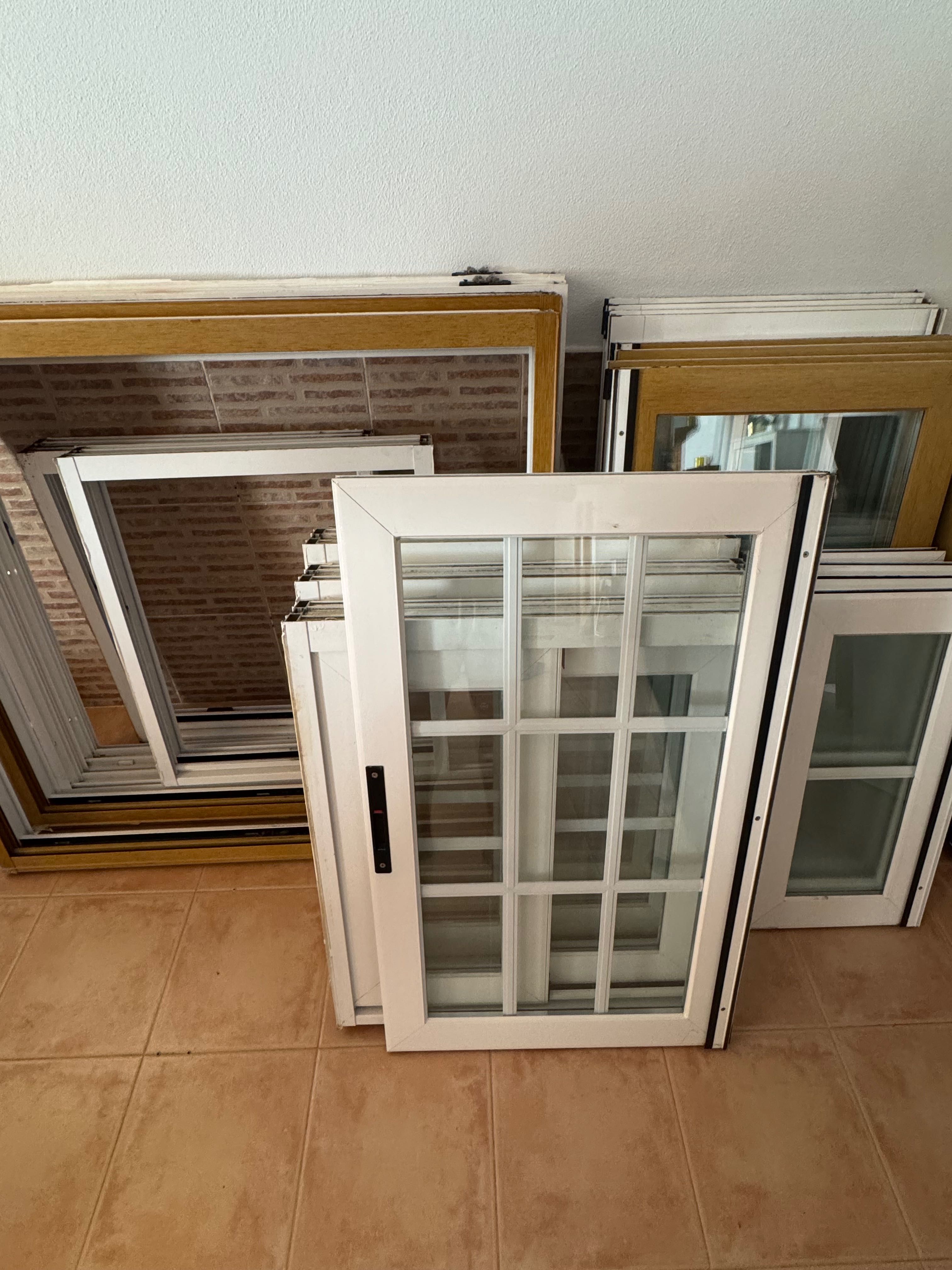 Janelas de alumínio com vidro duplo e portas de correr