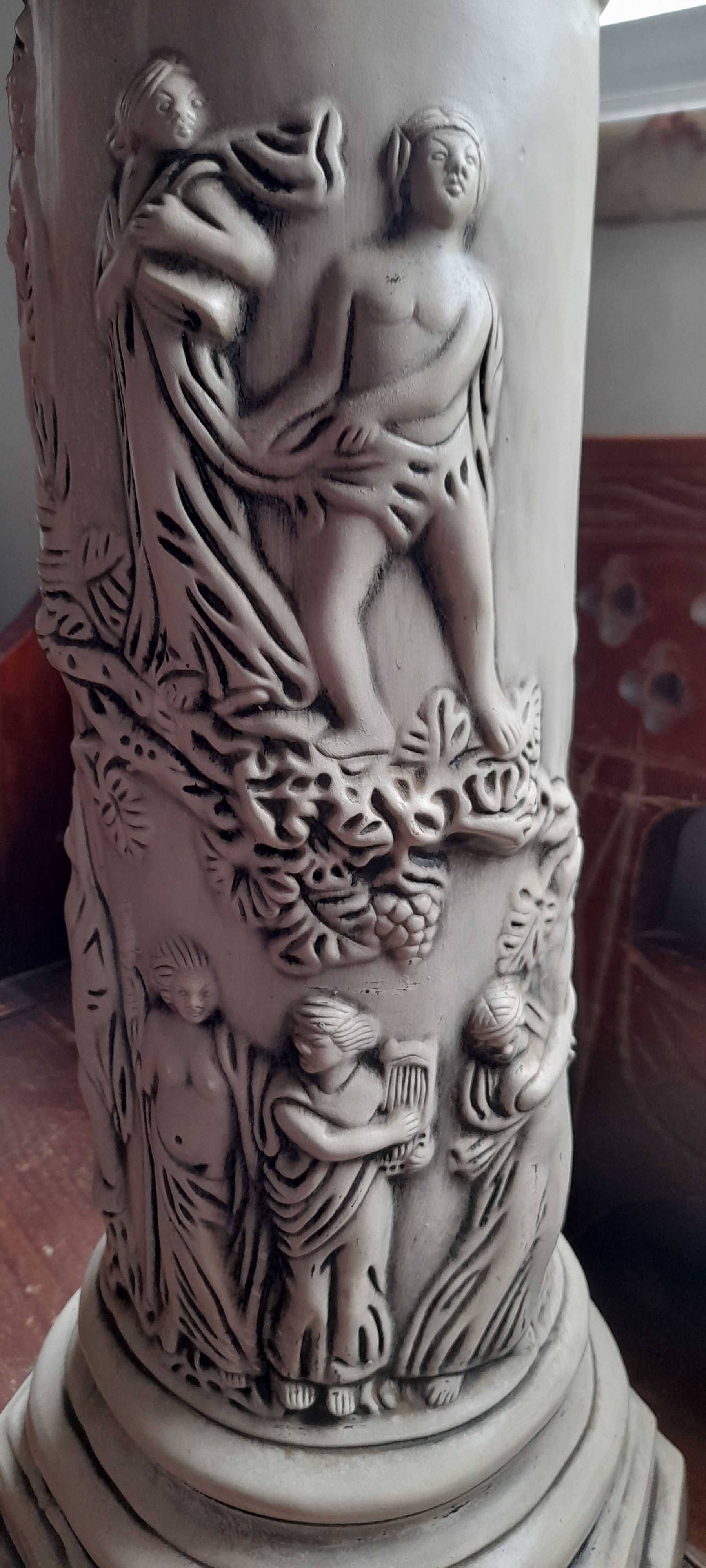 Coluna Antiga de Cerâmica