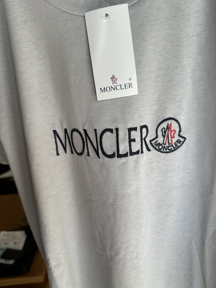 Duas camisolas moncler