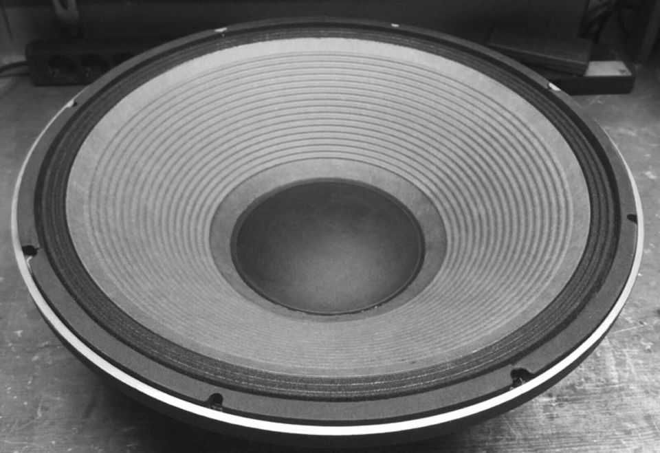 Продам 1 сабвуфер jbl sr4719a