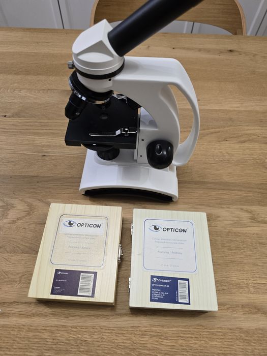 Mikroskop szkolny z preparatami.