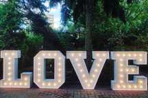 Wynajem napisu LOVE i MIŁOŚĆ LED – dekoracja na wesele/event