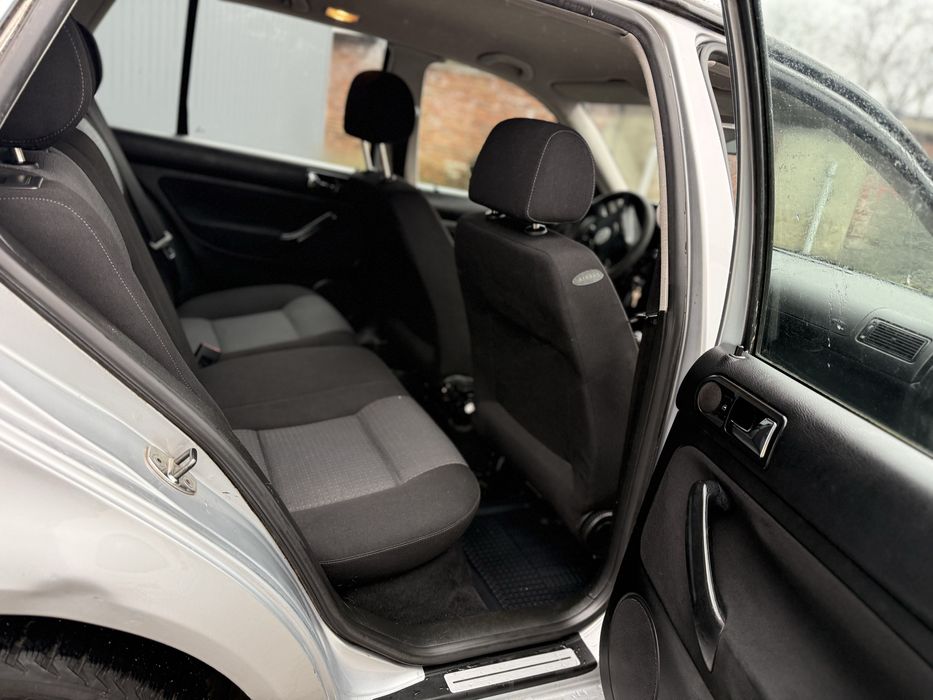 Volkswagen Golf  -2003 року