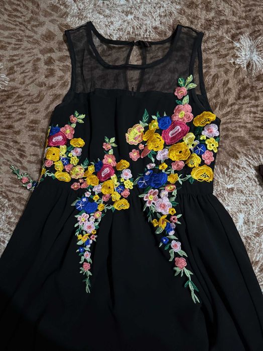 Сукня з вишивкою