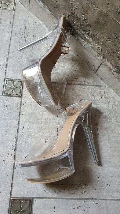 Pretty Little Thing szpilki sandały transparentne platforma 40