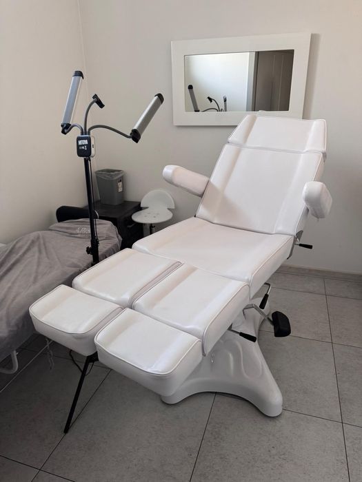Fotel hydrauliczny do pedicure.