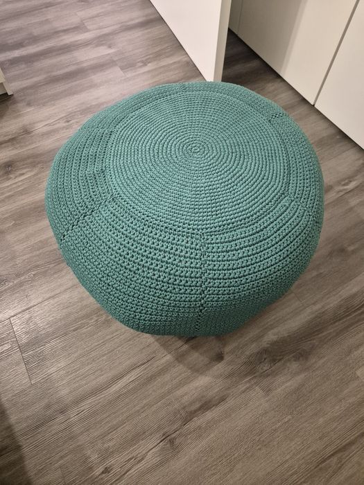 Puff redondo  com estrutura metálica